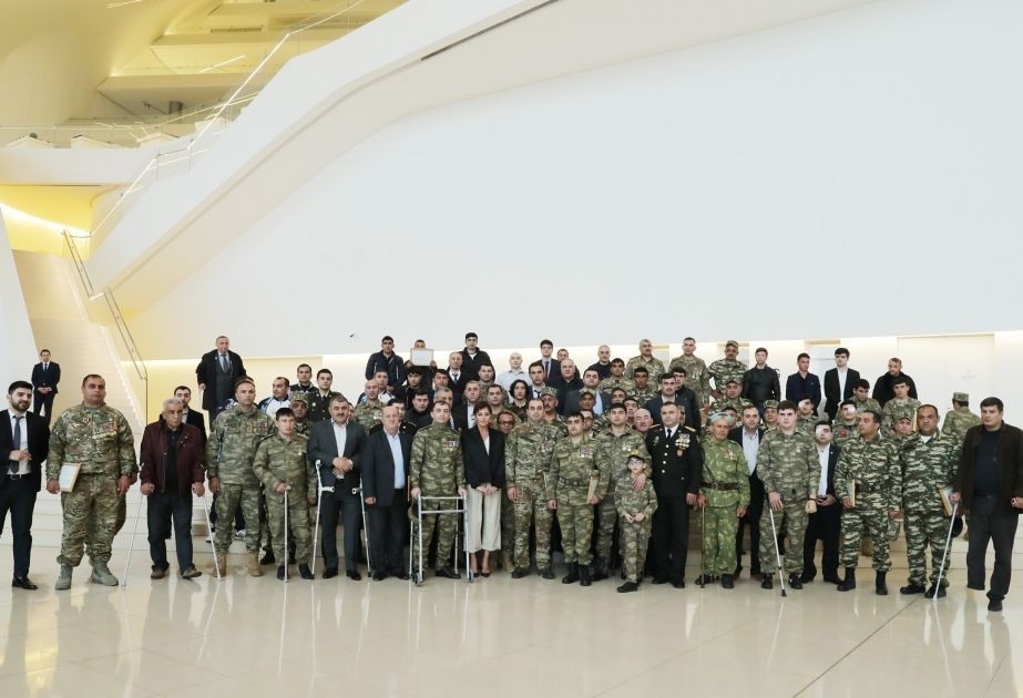 Reunión con militares a los que la Fundación Heydar Aliyev les proporcionó prótesis de alta tecnología La primera vicepresidenta Mehriban Aliyeva mantuvo una cálida conversación con los militares
