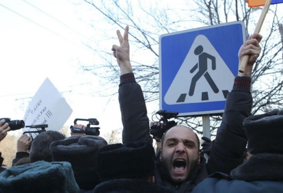 Ermənistanda əhalinin hakimiyyətdən narazılığı getdikcə daha da artır