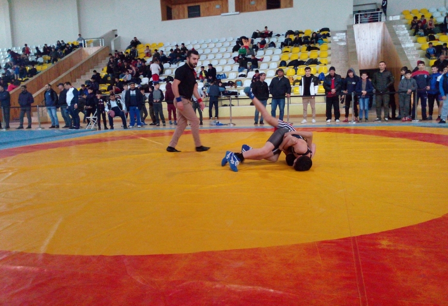 Xaçmaz Olimpiya İdman Kompleksində 200-ə yaxın yeniyetmə güləşçi mübarizəyə qoşulub VİDEO