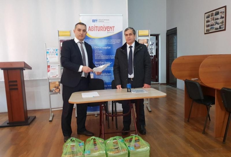 DİM-in əməkdaşları məktəb kitabxanalarına test topluları və jurnallar hədiyyə ediblər