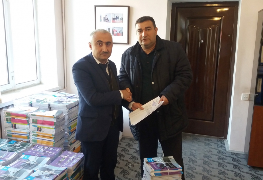 DİM ümumtəhsil məktəblərinə test topluları və “Abituriyent” jurnalının xüsusi buraxılışını hədiyyə edib
