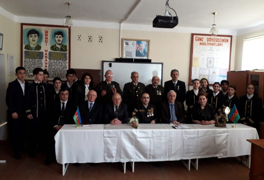 Aprel döyüşçüsünün təhsil aldığı məktəbdə görüş