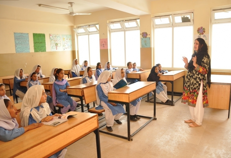 La Fundación Heydar Aliyev envía regalos a la Escuela de Niñas Rara en Pakistán