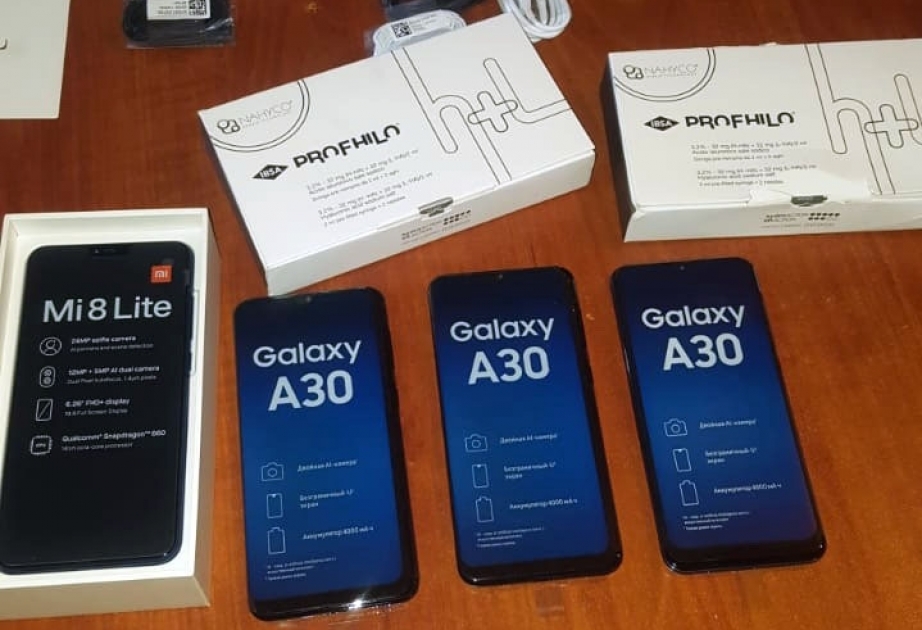 Gömrükçülər mobil telefonlar, aksesuarları və kosmetik vasitələr aşkarlayıb