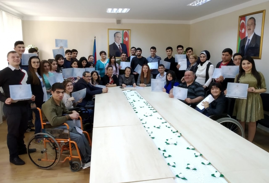 Bir qrup sağlamlıq imkanları məhdud gəncə peşə şəhadətnamələri verilib
