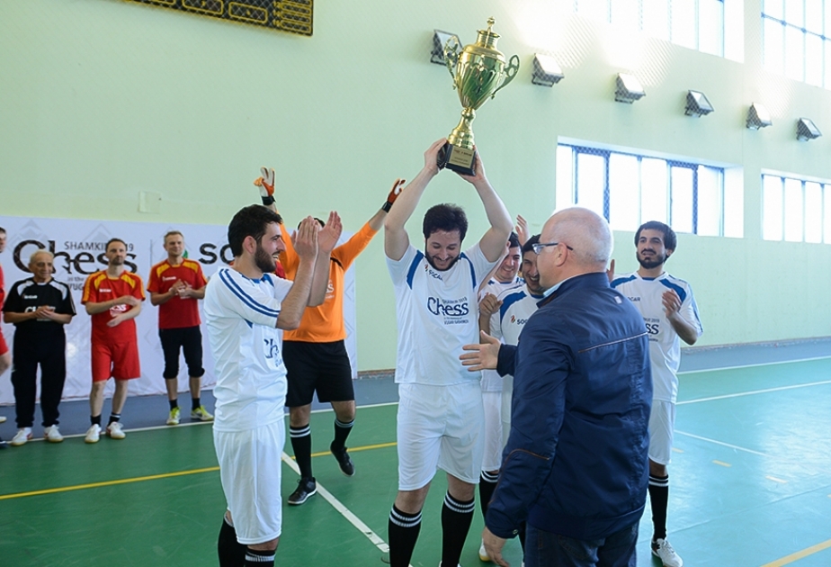 FIDE prezidenti Şəmkirdə ulduz şahmatçılarla futbol oynayıb