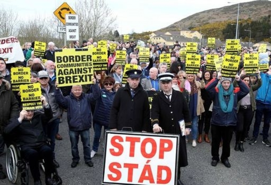 İrlandiya sərhədinə toplaşan yüzlərlə insan Brexitə etiraz edib
