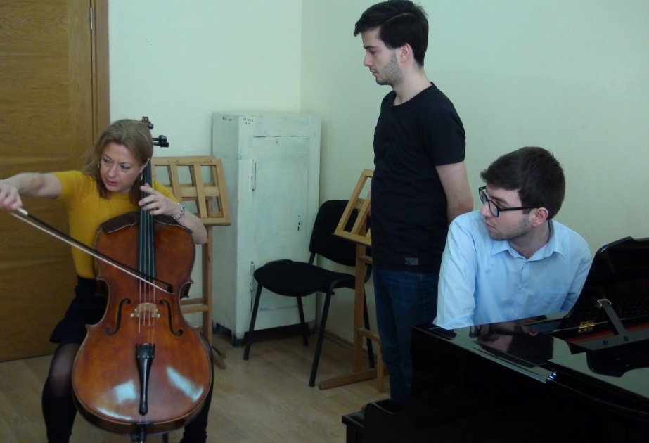 Kanadalı violonçel ifaçısı Bakı Musiqi Akademiyasında ustad dərsi keçib