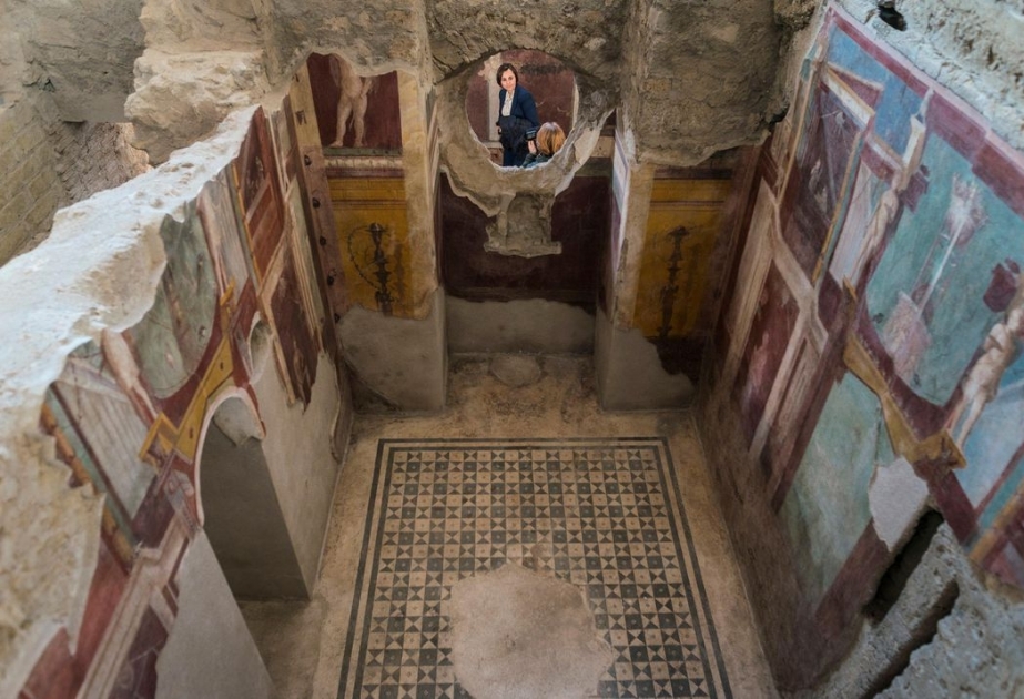 İngilis turist Pompey mozaikasını oğurlamağa cəhd edib
