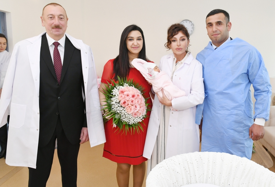 Prezident İlham Əliyev və birinci xanım Mehriban Əliyeva Azərbaycanın 10 milyonuncu sakininin valideynləri ilə görüşüblər  YENİLƏNİB VİDEO