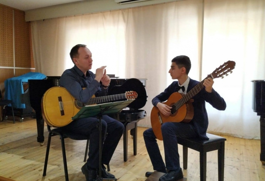 Gitara alətinin bədii və texniki xüsusiyyətlərinə həsr olunan ustad dərsi təşkil edilib