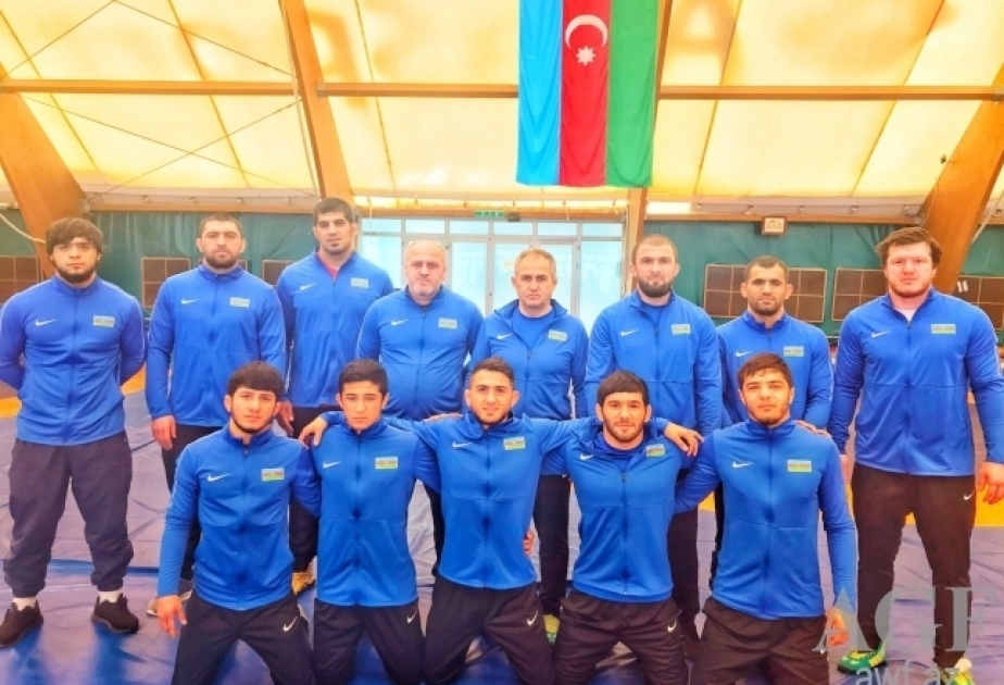 Tres luchadores azerbaiyanos de lucha libre en la final del Campeonato de Europa