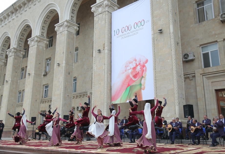 Ölkə əhalisinin sayının 10 milyona çatması münasibətilə Gəncədə bayram konserti təşkil edilib