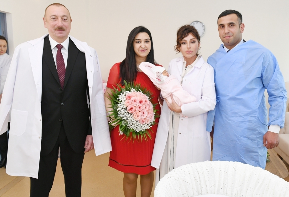 Ilham Aliyev y Mehriban Aliyeva se reunieron con los padres de la 10 millonésima ciudadana azerbaiyana