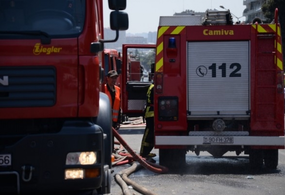 FHN: Yanğın zamanı iki nəfər xilas edilib, 10 sakin təxliyə olunub