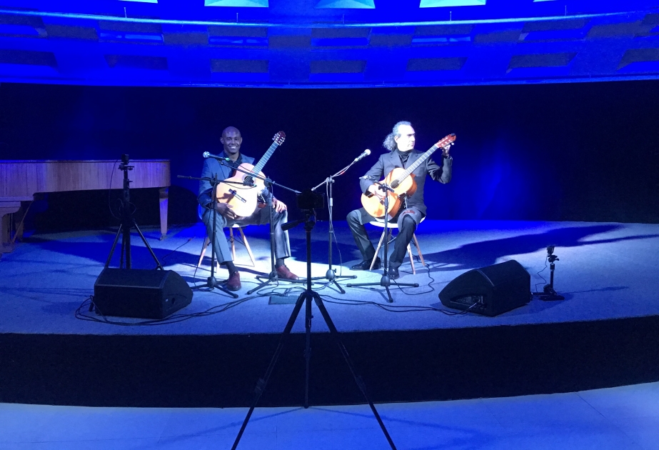 Guitarristas cubanos brillan en el escenario de Landmark hotel en Azerbaiyán
