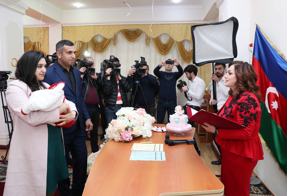 On milyonuncu vətəndaşın doğum haqqında şəhadətnaməsi valideynlərinə təntənəli surətdə təqdim olunub  YENİLƏNİB VİDEO