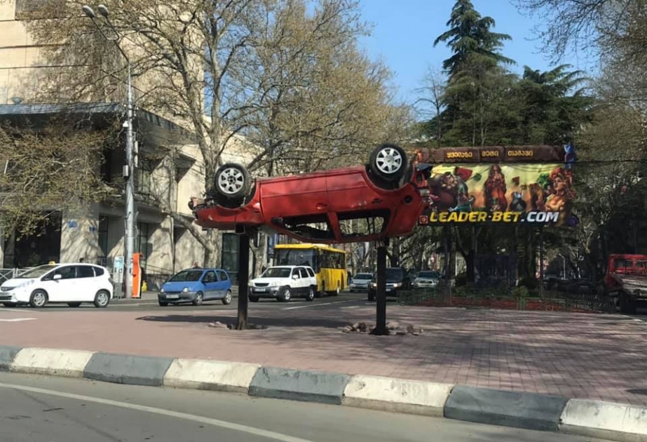 Tbilisidə yararsız hala düşmüş avtomobillər nümayiş etdirilib