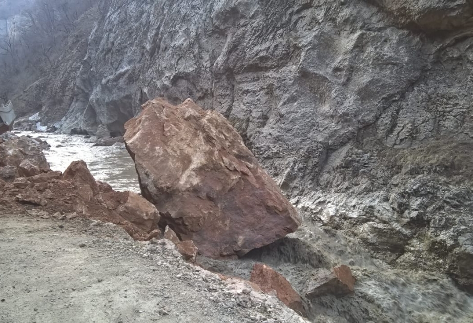 Dağlardan qopan böyük qaya parçaları Quba-Xınalıq yolunu bağlayıb –  YENİLƏNİB