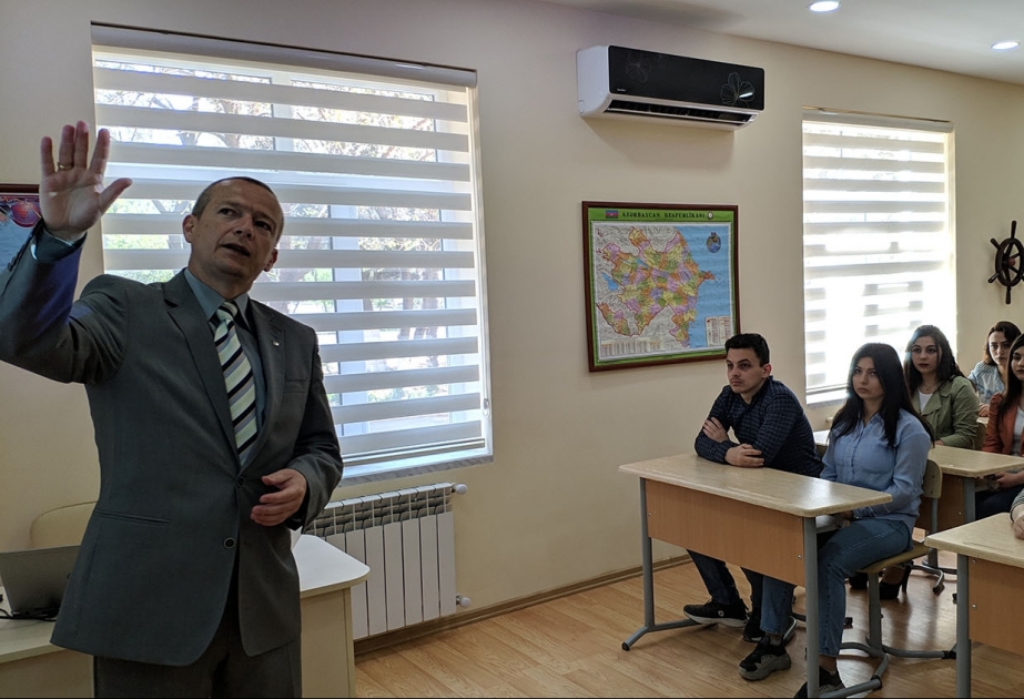 Polşalı alim Azərbaycan Texnologiya Universitetinin tələbələrinə ustad dərsi keçir