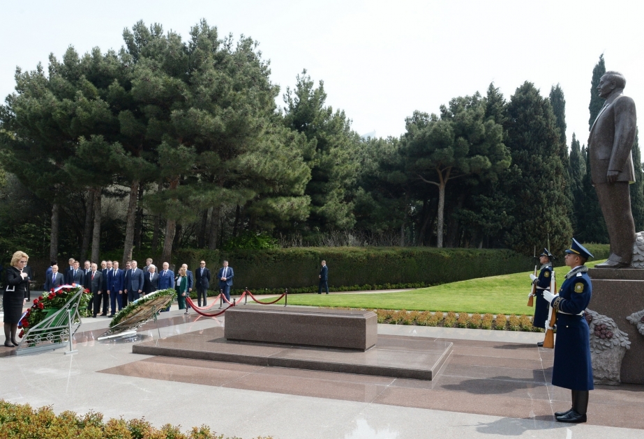 La présidente du Conseil de la Fédération de Russie visite la tombe du leader national Heydar Aliyev à Bakou