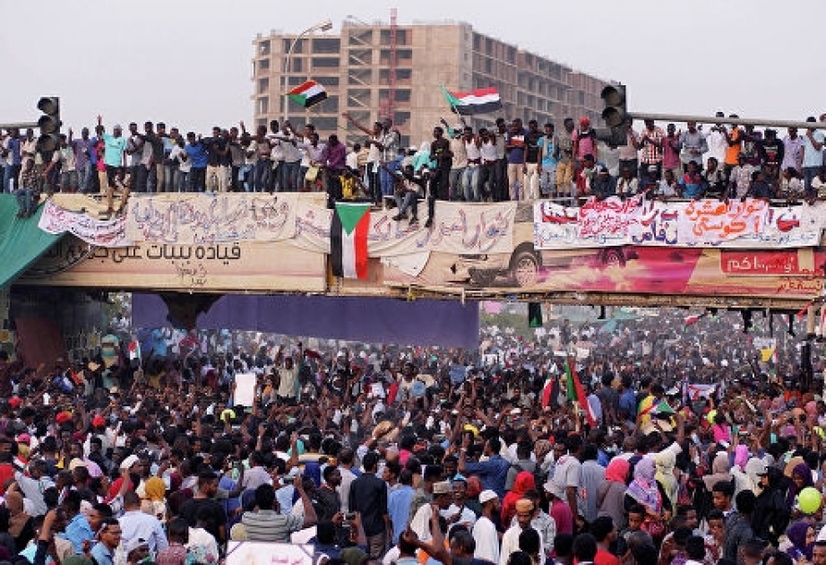 Sudan Ordusunun Baş qərargah binası önündə kütləvi etiraz aksiyası keçirilir