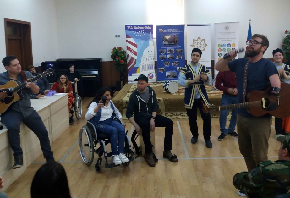 Sağlamlıq imkanları məhdud tanınmış amerikalı müğənni-bəstəkar Toni Memmel öz qrupu ilə birgə ölkəmizdə səfərdə olub