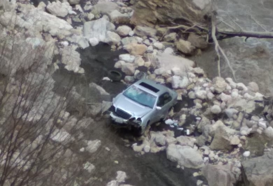 Quba-Xınalıq yolunda “Mercedes” markalı maşın dərəyə aşıb