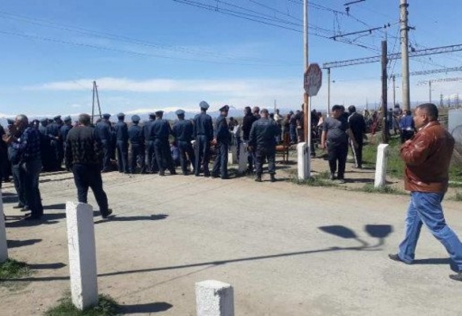 Ermənistanda dəmir yolunu bağlayan etirazçılarla polis arasında toqquşma olub