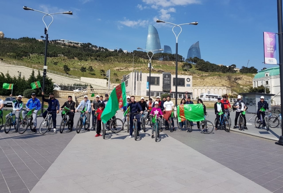 La Embajada de Turkmenistán en Bakú organiza una carrera de bicicletas deportivas