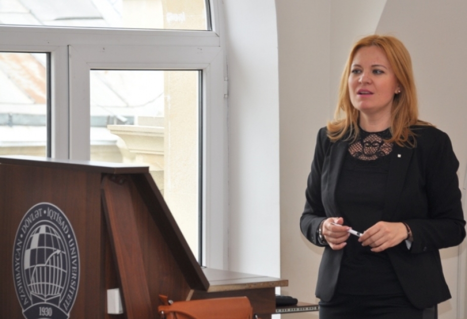 Rumıniya universitetinin professoru UNEC-də mühazirə deyib