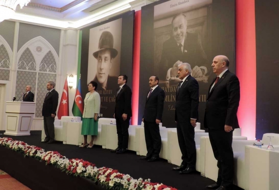 Elmira Ajundova presentó en Ankara su libro en tres volúmenes sobre el gran líder Heydar Aliyev
