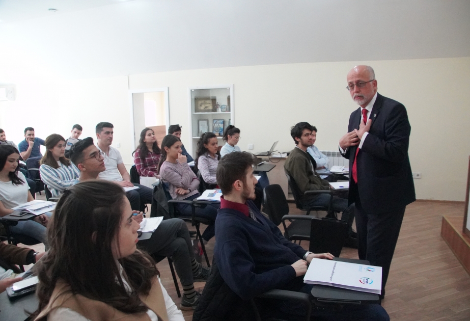Rodrigo Labardini permanece en la oficina de la Unión de Organizaciones Juveniles Estudiantiles de Azerbaiyán