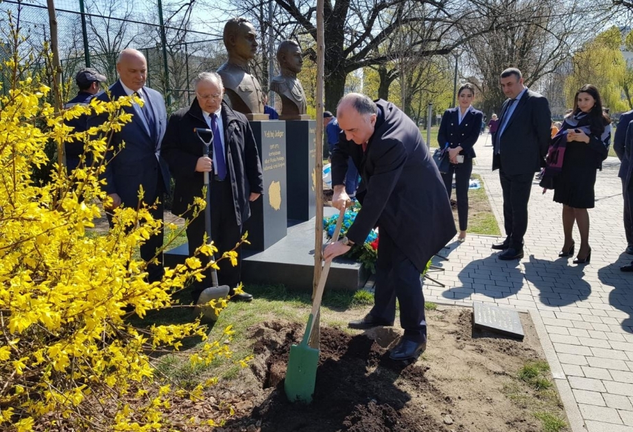 Varşavadakı Jozef Polinski adına parkda Azərbaycanın və Polşanın müstəqilliklərinin 100 illiyi şərəfinə ağaclar əkilib