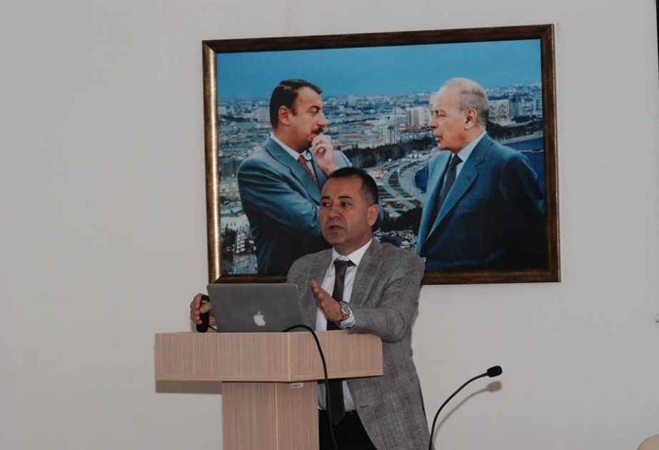 Türkiyəli professor rezidentlər üçün növbəti mühazirəsini deyib