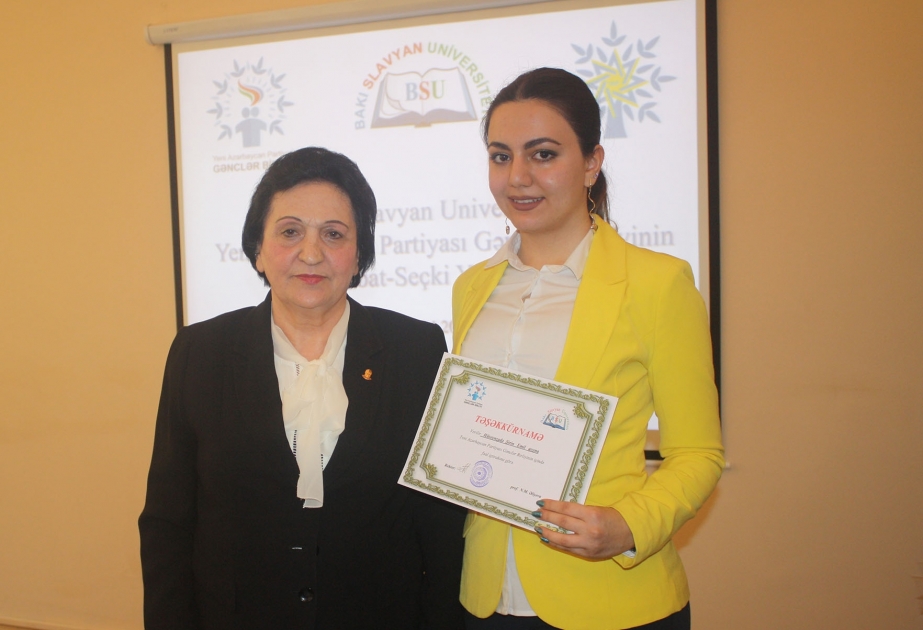 BSU-nun YAP-a yeni üzv olan tələbələrinə vəsiqələr təqdim edilib