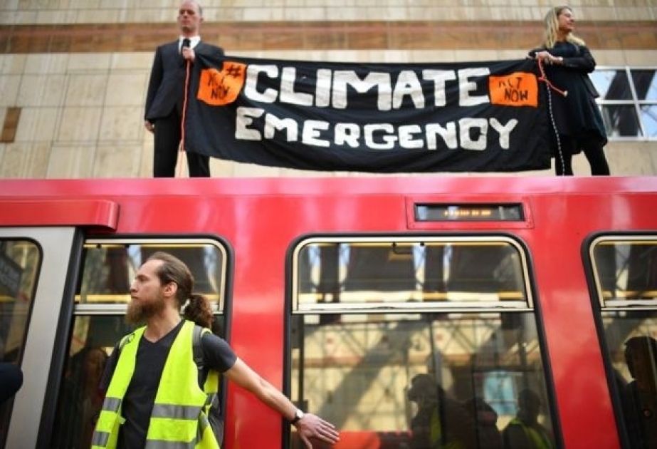 Londonda mitinq iştirakçıları qatarın üzərinə çıxaraq nəqliyyatın hərəkətinə mane olublar
