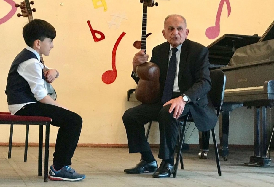 Xalq artisti Vamiq Məmmədəliyev uşaq musiqi məktəbində ustad dərsi keçib