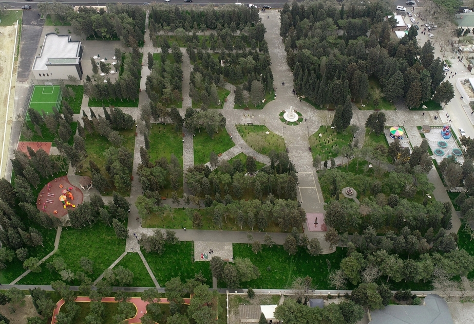 Ilham Aliyev se familiarizó con las condiciones creadas en el parque reconstruido “Neftchiler”
