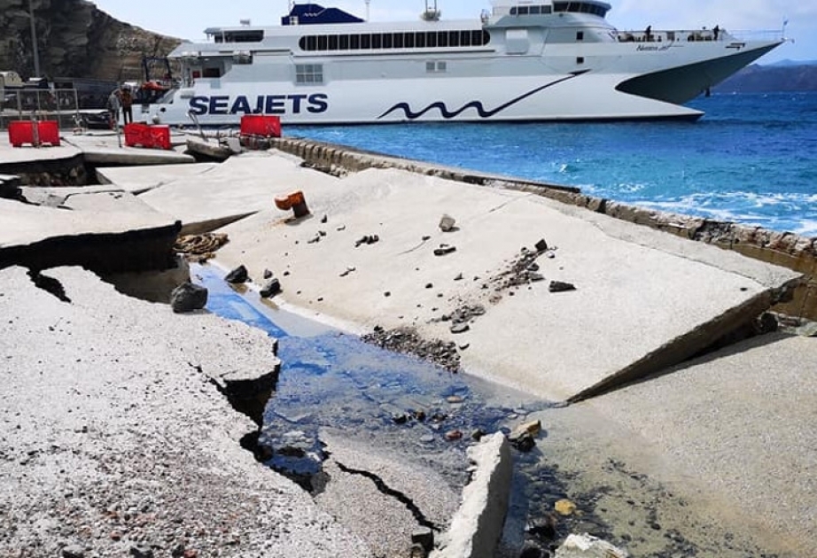 Güclü dalğalar Santorini limanını dağıdıb