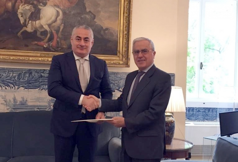 El embajador de Azerbaiyán entrega copias de las credenciales al Secretario General del MAE de Portugal