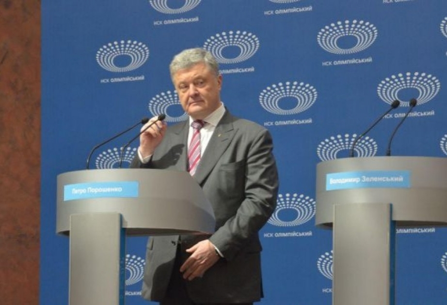 Zelenski ilə Poroşenko arasında reytinq fərqi azalıb