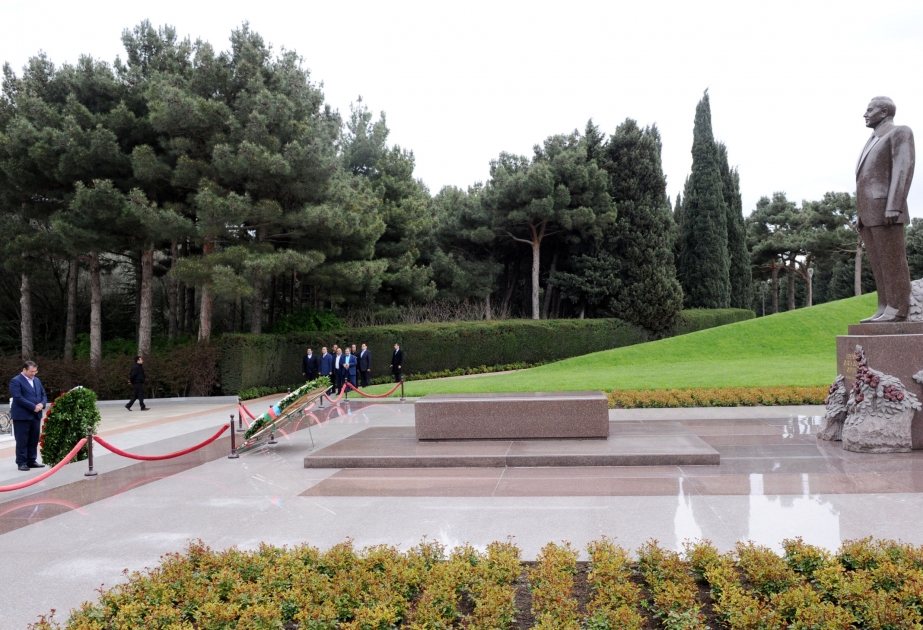 İran nümayəndə heyəti Fəxri xiyabanda ulu öndər Heydər Əliyevin məzarını və Şəhidlər xiyabanını ziyarət edib