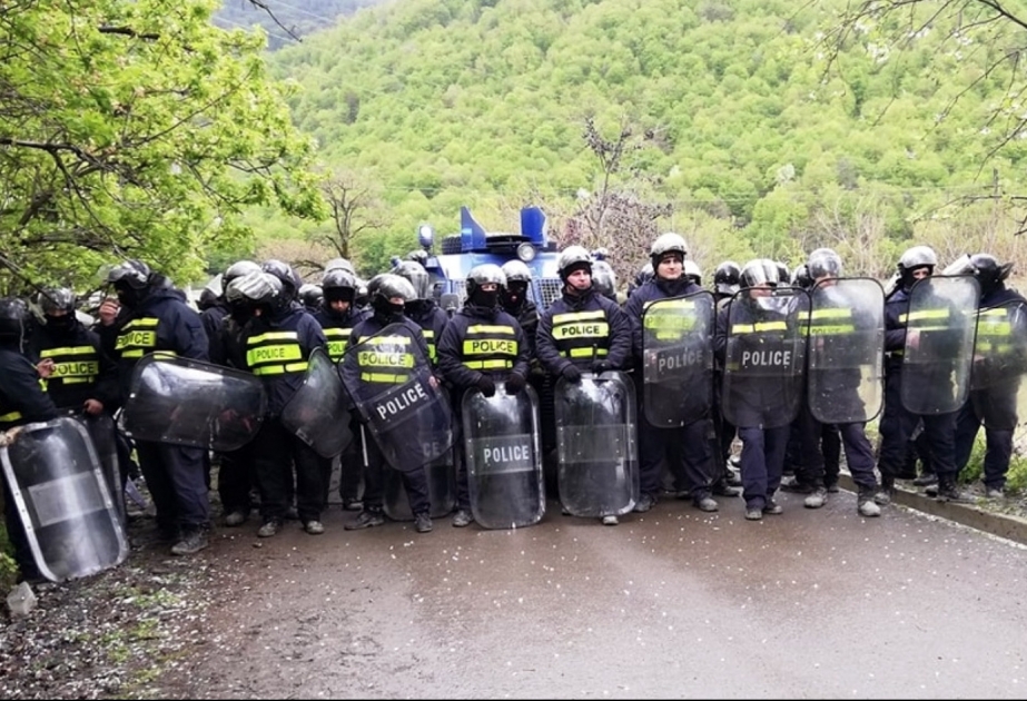 Gürcüstanda polis aksiyanı dağıtmaq üçün gözyaşardıcı qazdan və rezin güllələrdən istifadə edib