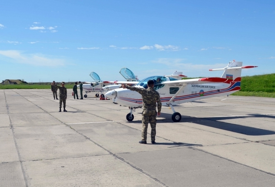 Les pilotes militaires azerbaïdjanais entament des vols à bord des avions Super Mushshak, L-39 et de l’hélicoptère Mi VIDEO