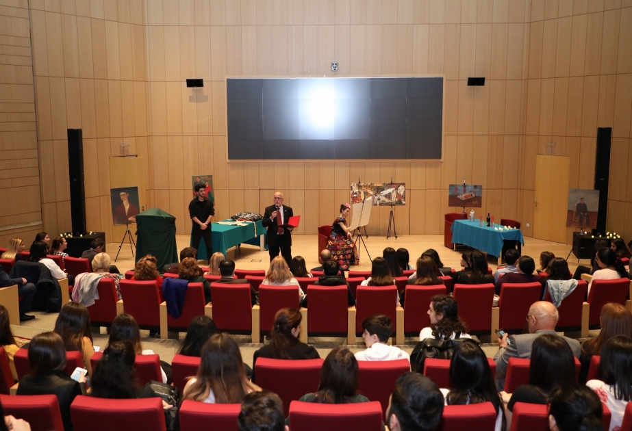 Universidad ADA junto con la Embajada de México en Azerbaiyán representan la vida de Frida Kahlo