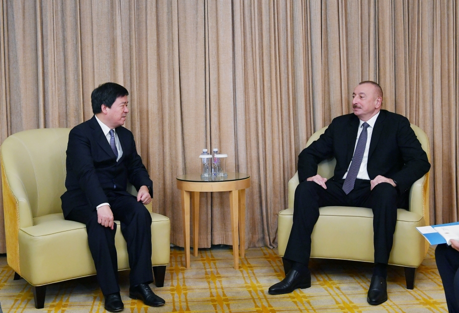 El presidente de Azerbaiyán Ilham Aliyev se reúne con el presidente de ZTE Corporation en Pekín
