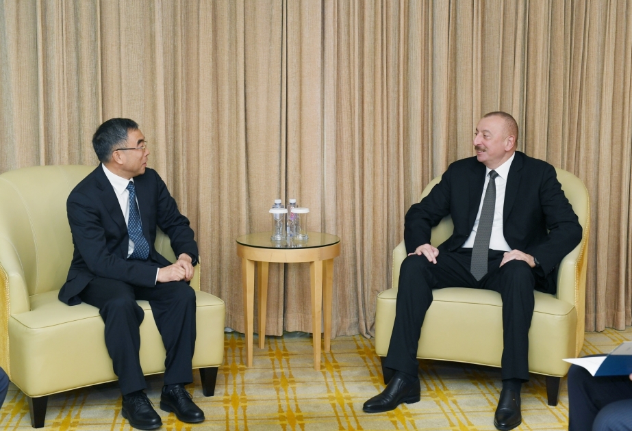 Präsident Ilham Aliyev trifft sich mit dem Huawei Vorstandsvorsitzenden in Peking VIDEO