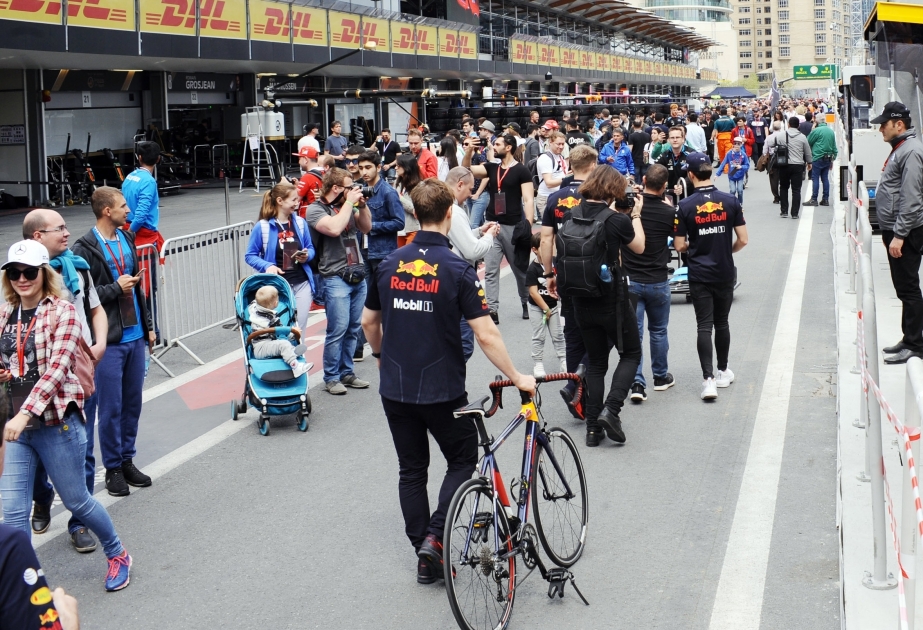 Pitwalk vor Formel 1 SOCAR GP von Aserbaidschan