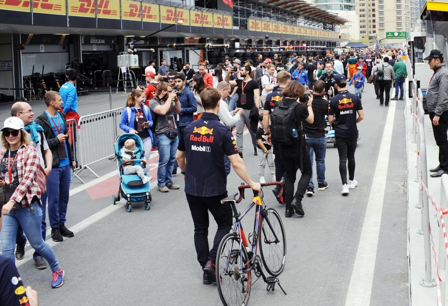 En la víspera del Gran Premio de Fórmula 1 de SOCAR Azerbaiyán se organizó un paseo por el Pit-Lane